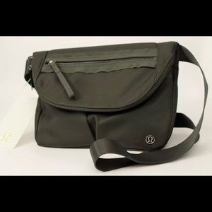 Lululemon Festival ll Bag in Olive Green